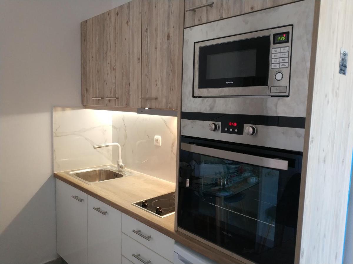 Nikos Apartments Agia Marina Oda fotoğraf