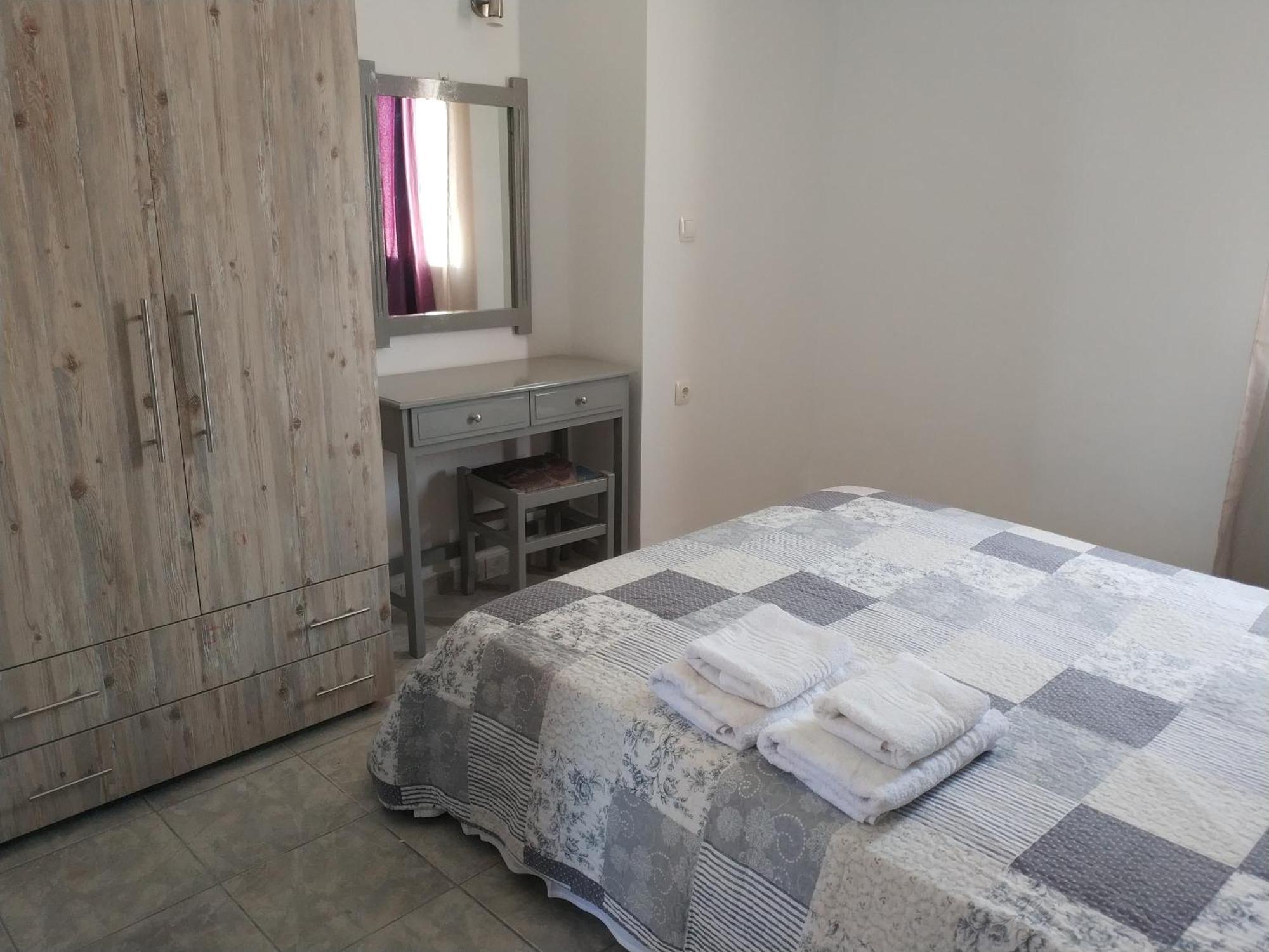 Nikos Apartments Agia Marina Oda fotoğraf